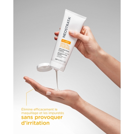 Texture onctueuse qui mousse doucement : le Nettoyant Éclat Parfait Neostrata à appliquer sur peau humide, puis à rincer