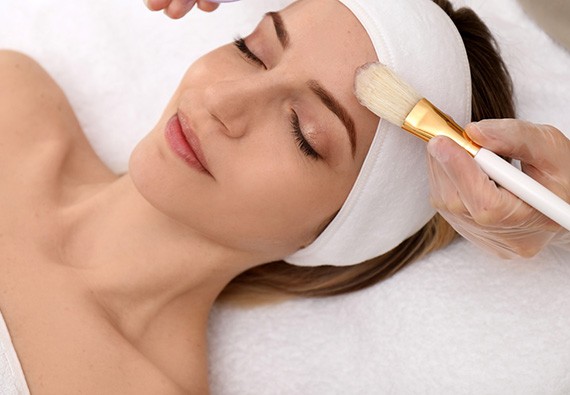 Le peeling chimique : entre étapes, avantages et précautions