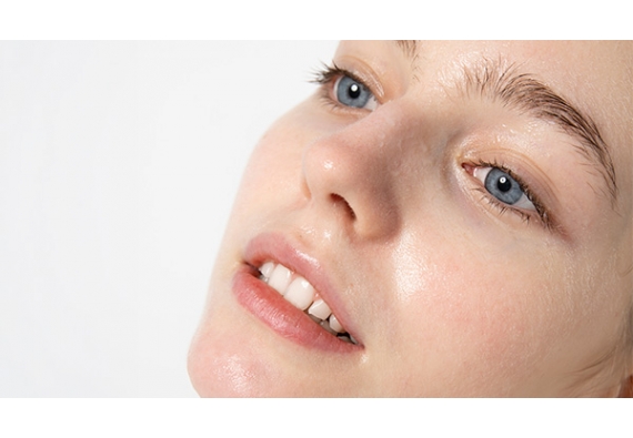 Glass Skin : comment obtenir un teint lisse et lumineux sans irriter sa peau sensible ?